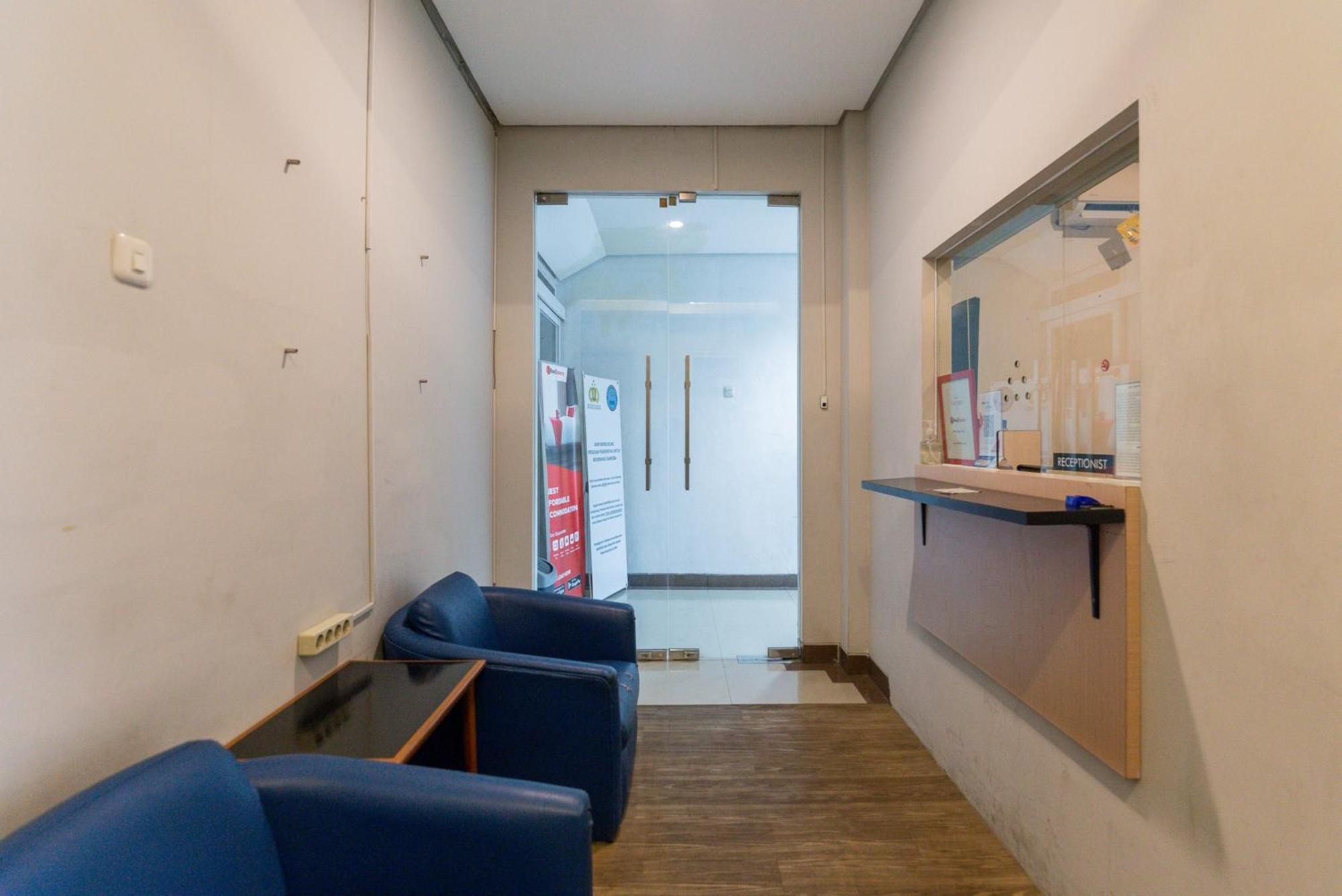Reddoorz Plus Syariah Near Mall Pondok Indah Джакарта Экстерьер фото