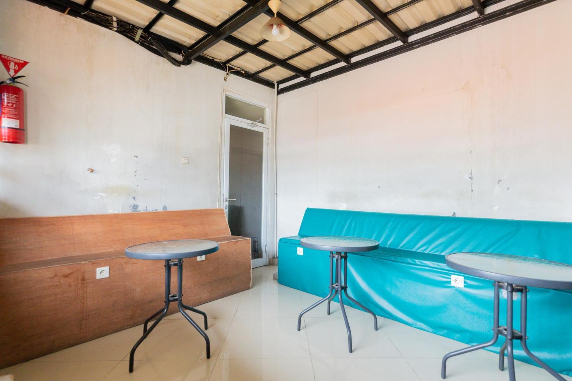 Reddoorz Plus Syariah Near Mall Pondok Indah Джакарта Экстерьер фото