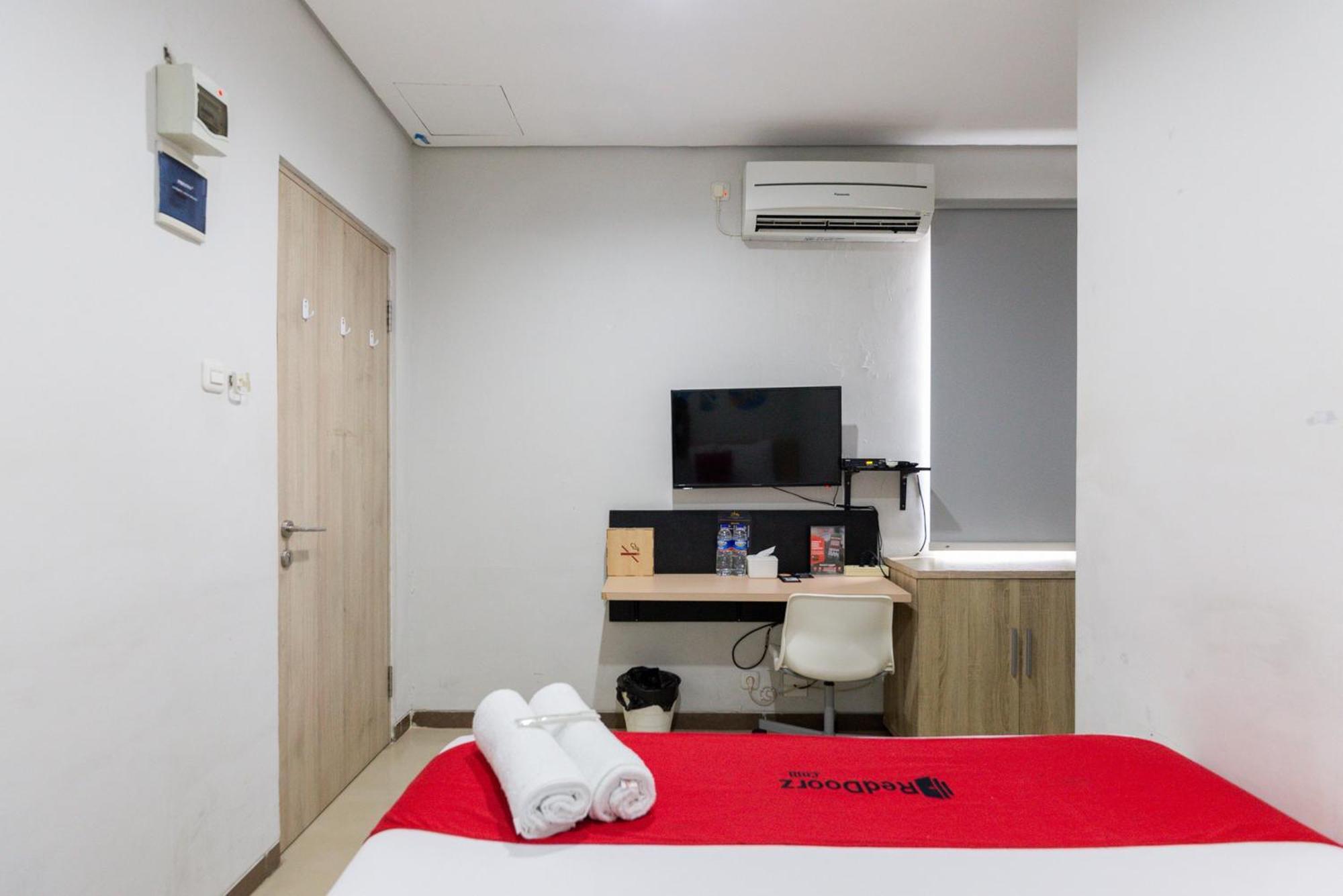 Reddoorz Plus Syariah Near Mall Pondok Indah Джакарта Экстерьер фото