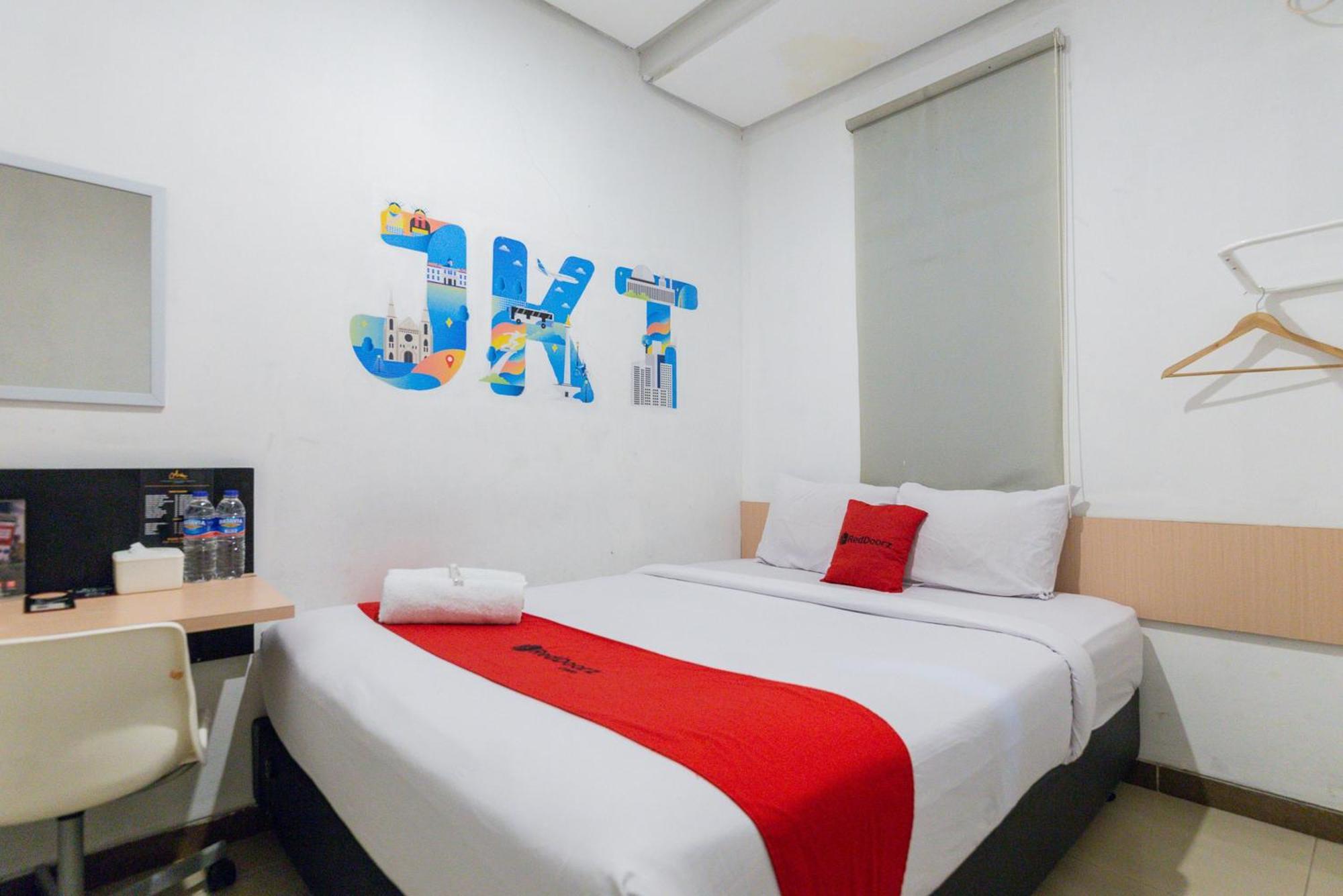 Reddoorz Plus Syariah Near Mall Pondok Indah Джакарта Экстерьер фото