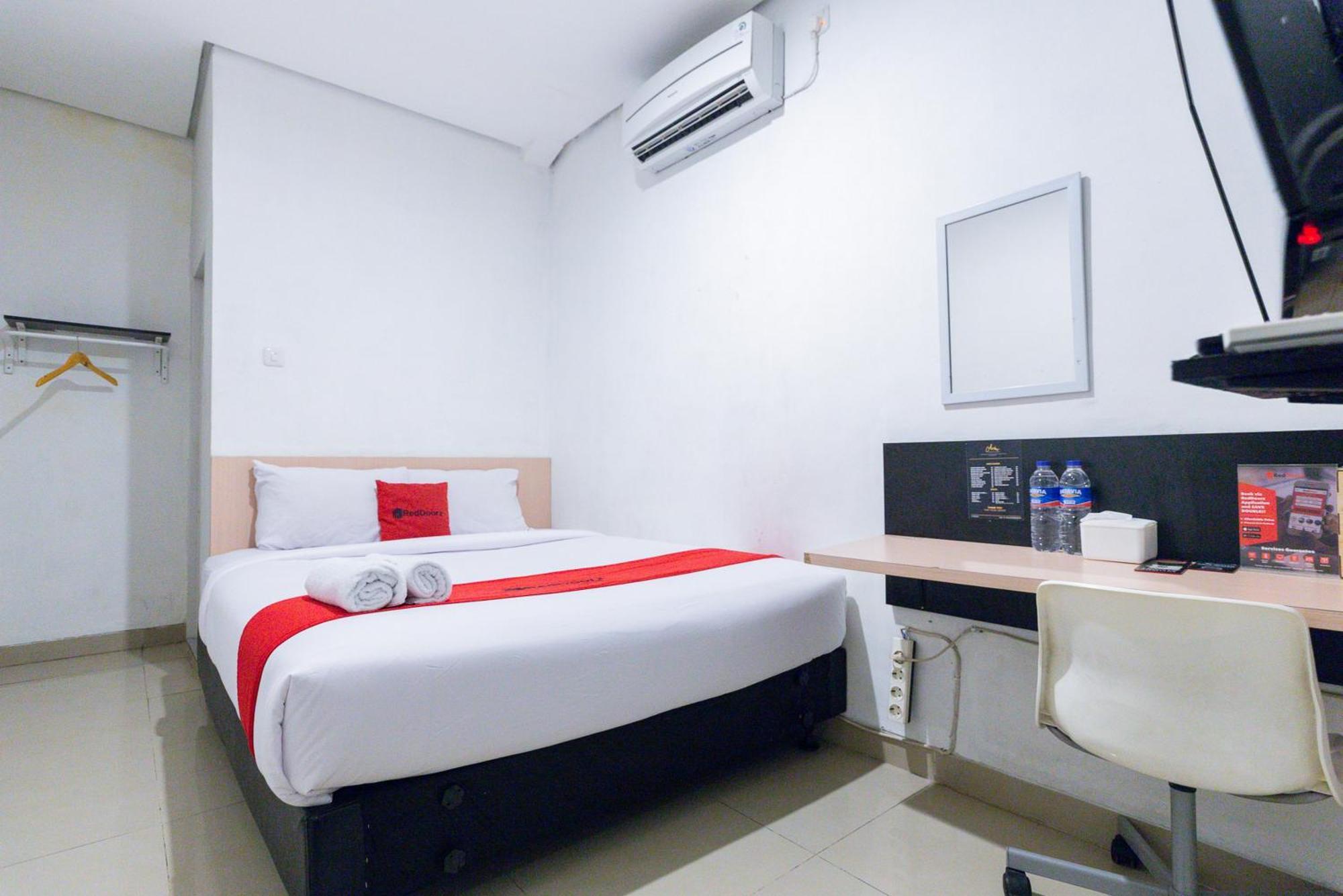 Reddoorz Plus Syariah Near Mall Pondok Indah Джакарта Экстерьер фото