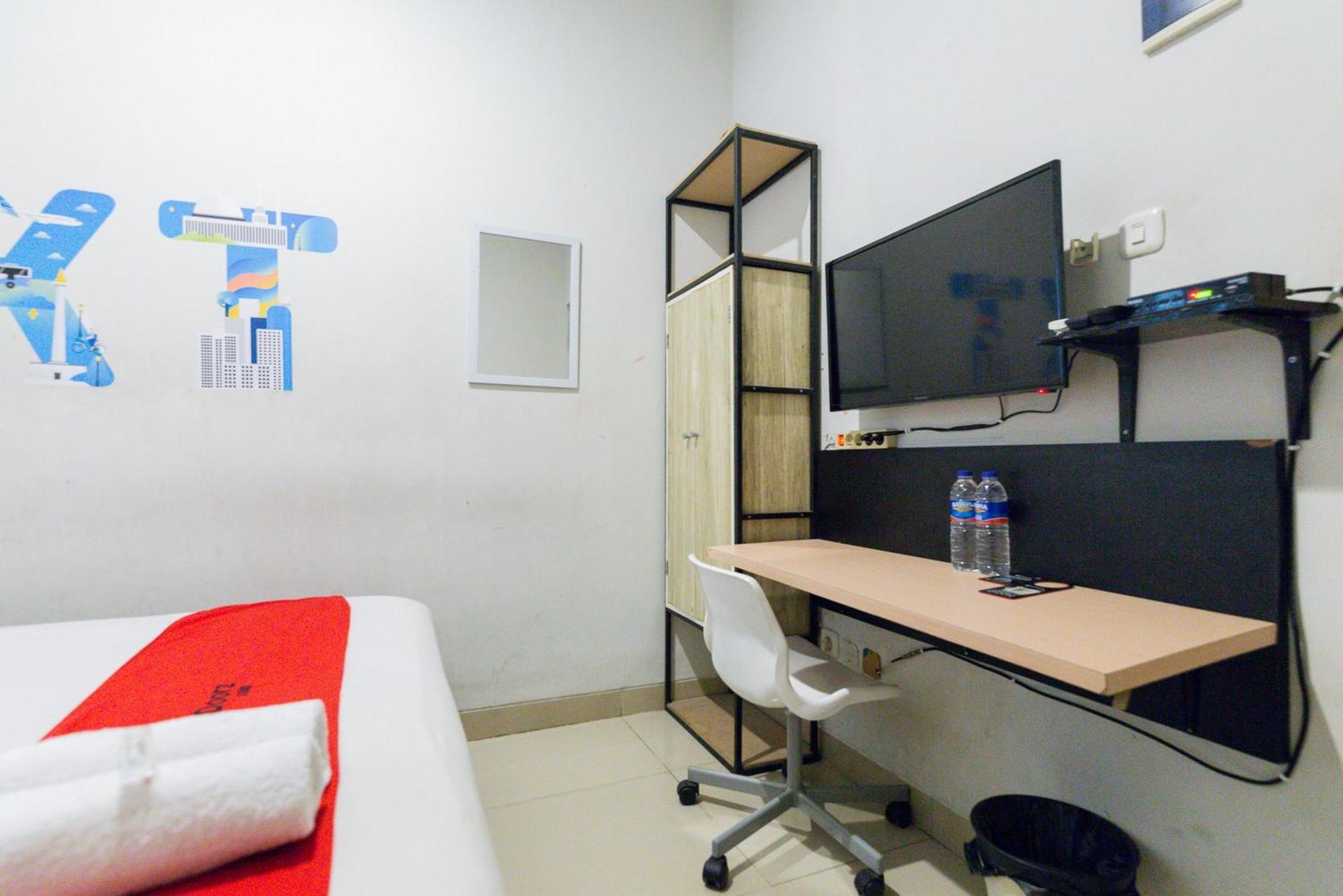 Reddoorz Plus Syariah Near Mall Pondok Indah Джакарта Экстерьер фото