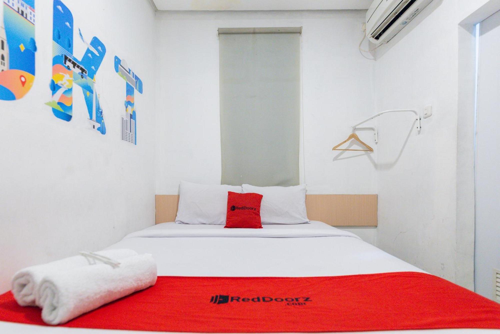 Reddoorz Plus Syariah Near Mall Pondok Indah Джакарта Экстерьер фото